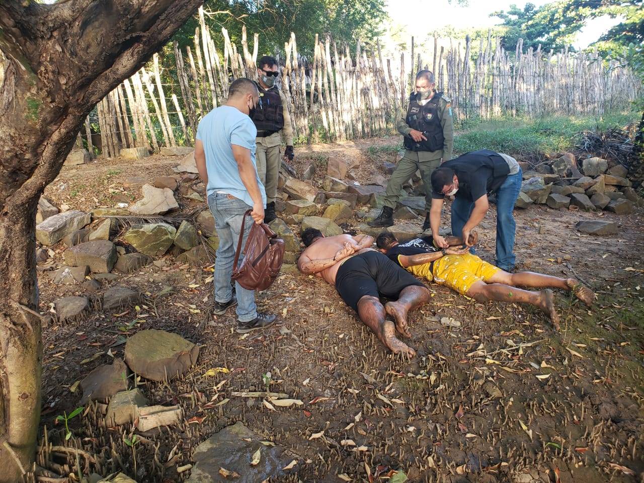 Boiou: Traficantes tentam escapar da polícia nadando pelo mangue, mas acabaram presos.